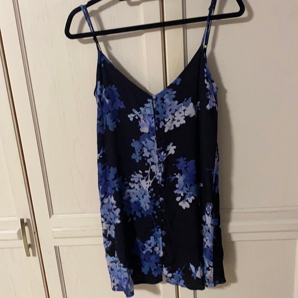 An Olivaeous floral tunic top in Small. - Picture 1 of 4